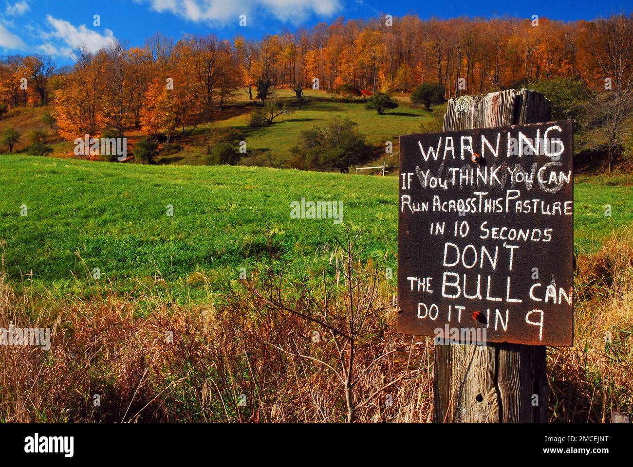 Un agricoltore dà un avvertimento umoristico di rimanere fuori dalla sua proprietà in una fattoria rurale in autunno nel New England Foto Stock