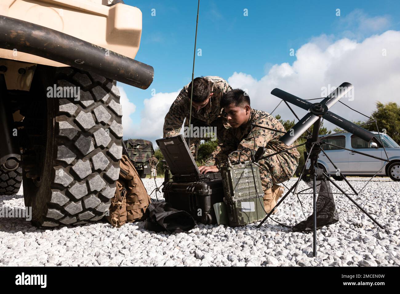 STATI UNITI Corpo marino Lance CPL. Carlos Gonzalez, un operatore di veicoli a motore, e Lance CPL. Alexis Velasco, un operatore di sistema di trasmissioni, entrambi con Battle Logistics Battalion 31, 31st Marine Expeditionary Unit, istituisce un dispositivo di comunicazione radio durante un esercizio di assistenza umanitaria straniera a Camp Hansen, Okinawa, Giappone, 30 giugno 2022. La FHA è stata condotta per testare le capacità dei Marines di interagire e aiutare le necessità umanitarie, promuovendo al contempo la stabilità e la sicurezza regionali. Il 31st MEU, l’unico MEU del corpo marino continuamente schierato in avanti, fornisce una forza flessibile e letale pronta a fare Foto Stock