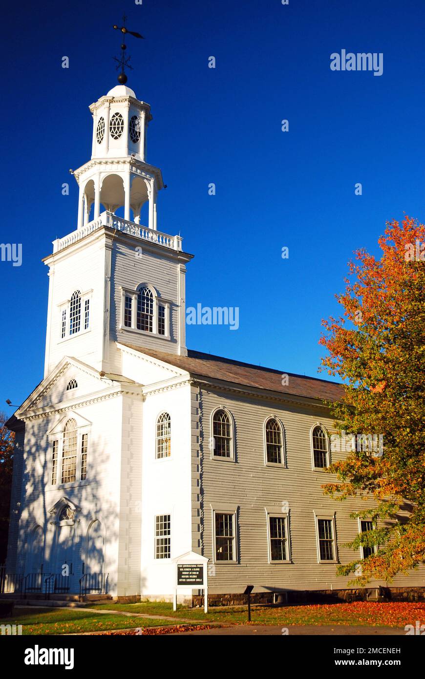 La prima chiesa congregazionale di Bennington, Vermont, è situata tra il fogliame autunnale Foto Stock