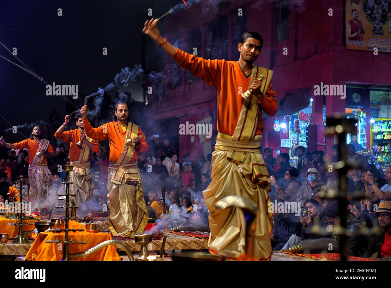 Varanasi, India. 21st Jan, 2023. I sacerdoti indù eseguono le preghiere 'sera Aarati' a Dashashwamedh Ghat, durante il Ganga Aarti, un rituale tradizionale e vecchio indù che onora il fiume Gange che si tiene sulle rive del fiume. Credit: SOPA Images Limited/Alamy Live News Foto Stock