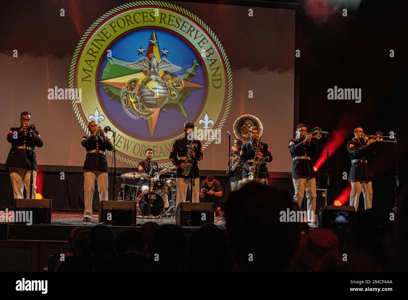 La Marine Corps Force Reserve Band si esibisce durante il Simposio musicale per tutti i giorni estivi 2022 presso la Ball state University di Muncie, Indiana, il 30 giugno 2022. La band, con sede a New Orleans, Lousiana ha chiuso l'evento MFA della settimana. Le partnership con organizzazioni come l'MFA consentono al comando di reclutamento del corpo dei Marine di entrare in contatto con educatori, influencer e studenti. Foto Stock