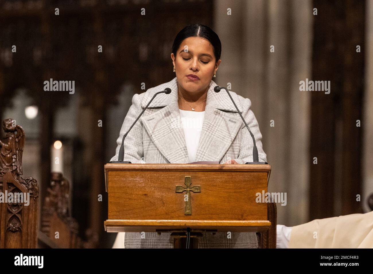 New York, Stati Uniti. 21st Jan, 2023. Coniuge del detective Jason Rivera Dominique Rivera parla durante la Messa commemorativa a St. Cattedrale di Patrick. Un anno fa due poliziotti Rivera e Mora sono stati uccisi in servizio. Al servizio hanno partecipato anche il sindaco Eric Adams, il commissario della polizia Keechant Sewell, capo del dipartimento Jeffrey Maddrey, il congressista Adriano Espaillat. Durante il suo discorso emotivo la signora Rivera ha annunciato che partorirà in primavera un bambino dal marito ucciso. (Foto di Lev Radin/Pacific Press) Credit: Pacific Press Media Production Corp./Alamy Live News Foto Stock