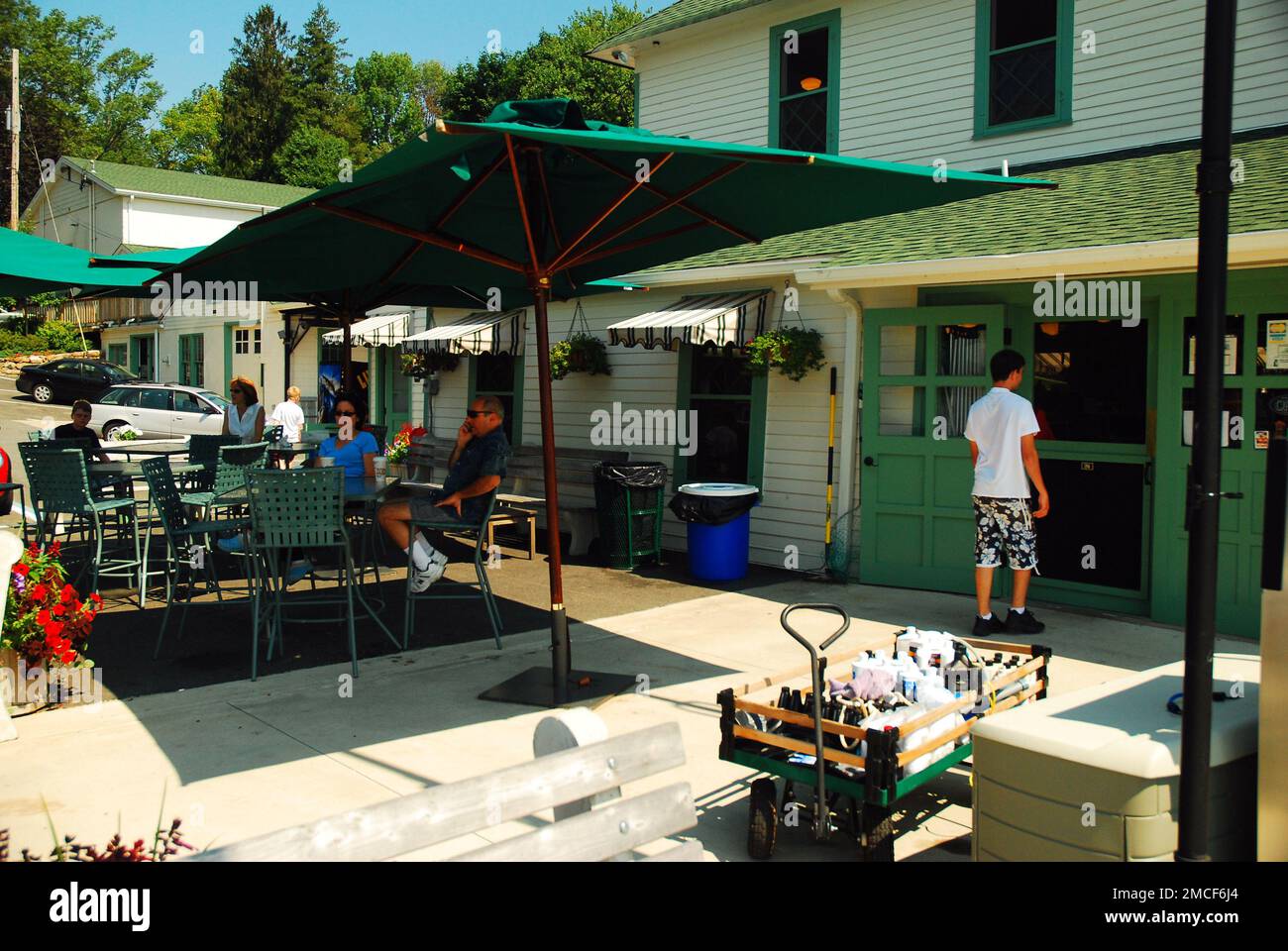 La gente gode di una bella giornata d'estate mangiando in un caffè all'aperto presso il mercato principale del lago sul lago Hopatcong, New Jersey Foto Stock