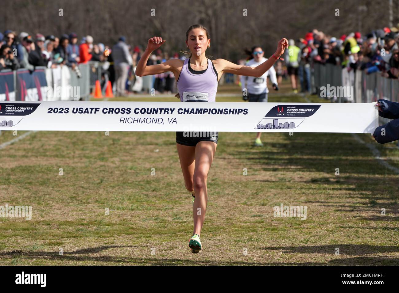 Irene Riggs festeggia dopo aver vinto la gara femminile U20 alle 19:44,3 durante gli USA Cross Country Championships, sabato 21 gennaio 2023, a Richmond, Virginia Foto Stock