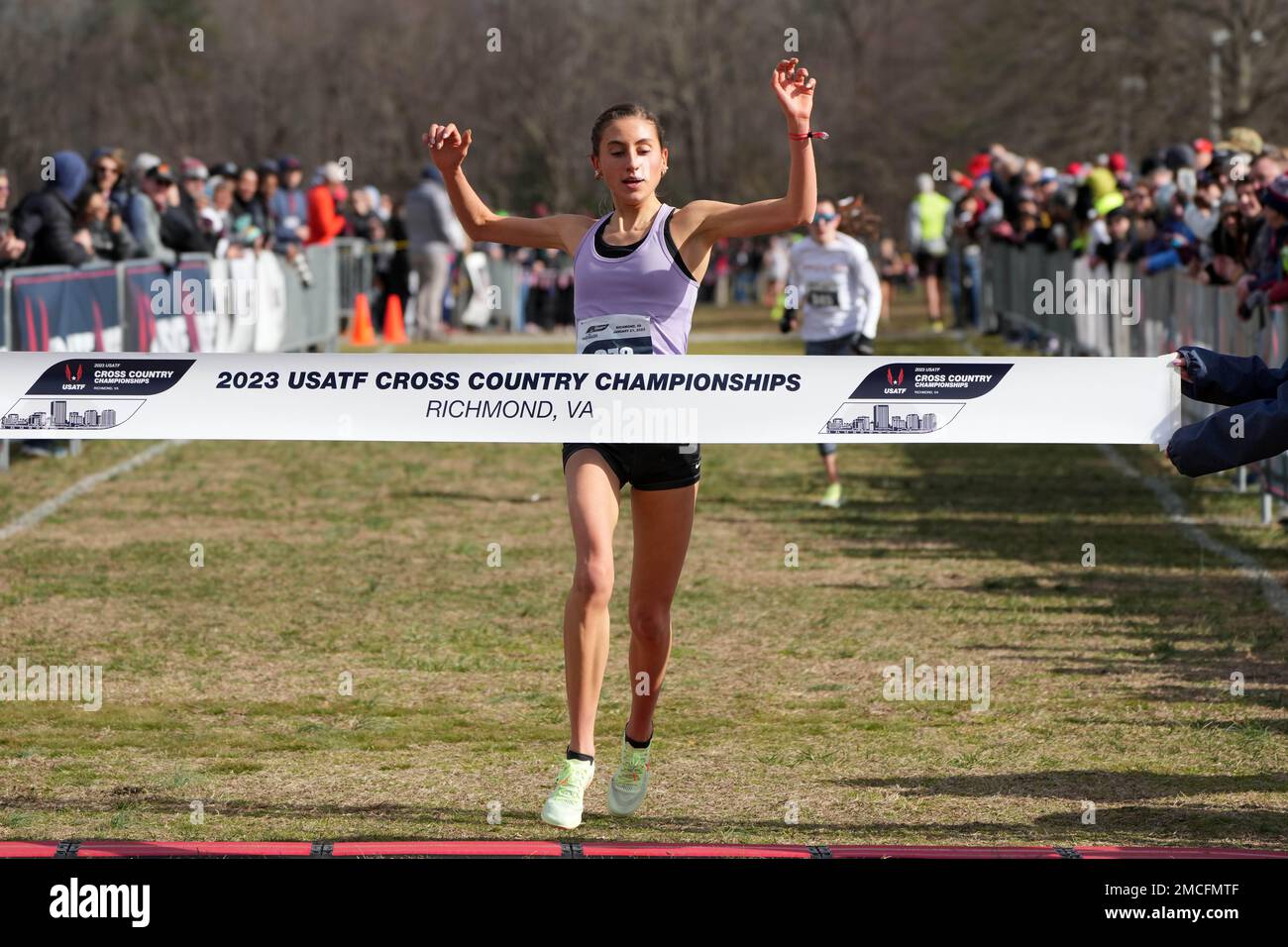 Irene Riggs festeggia dopo aver vinto la gara femminile U20 alle 19:44,3 durante gli USA Cross Country Championships, sabato 21 gennaio 2023, a Richmond, Virginia Foto Stock