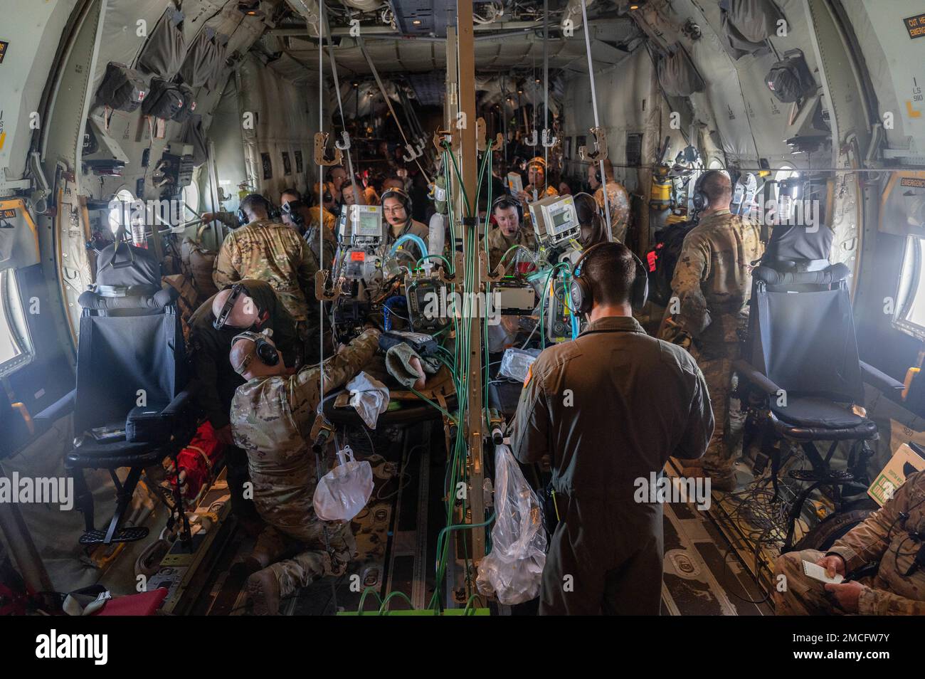 STATI UNITI I medici dell'esercito e dell'aeronautica assegnati all'ala medica 59th, trattano i pazienti su un Hercules C-130J Lockheed durante un'esercitazione medica simulata di addestramento alla base comune di San Antonio-Lackland, 30 giugno 2022. La missione Vapor Trails, un programma di valutazione convalidato per la preparazione operativa, è un programma di formazione di supporto a bordo C-130 per i team di trasporto aereo Critical Care. Foto Stock