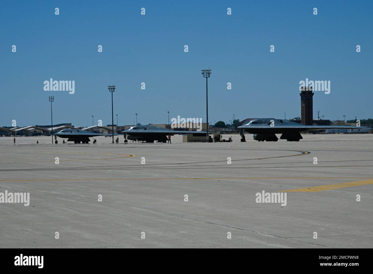 Tre bombardieri stealth B-2 Spirit, assegnati alla base dell'aeronautica militare Whiteman, Missouri, si preparano al decollo, 30 giugno 2022. Lo Spirito B-2 è un bombardiere multirole in grado di fornire munizioni convenzionali e nucleari. Foto Stock