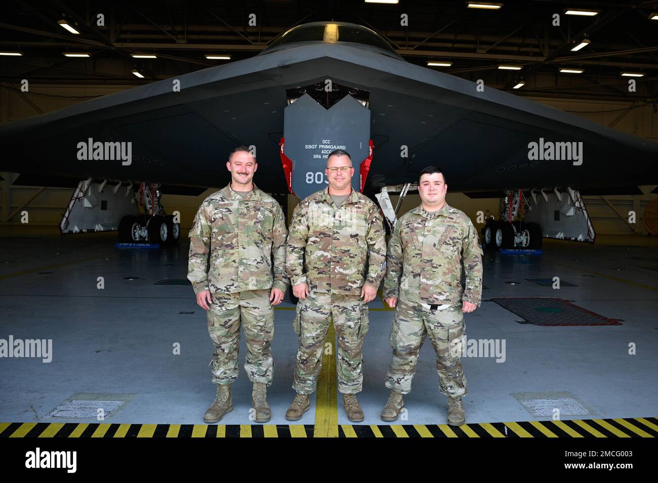 I militari assegnati alla base dell'aeronautica di Whiteman stanno per una foto per rappresentare coloro che hanno ricevuto i numeri di Spirit alla base aerea di Whiteman, Missouri, 30 giugno 2022. Un numero Spirit è un numero sequenziale che viene assegnato solo a una persona che ha volato nel Bomber Spirit Stealth B-2 che non include solo piloti, ma segretari a livello di gabinetto, dirigenti militari senior, membri del Congresso e premiati membri militari arruolato. Foto Stock