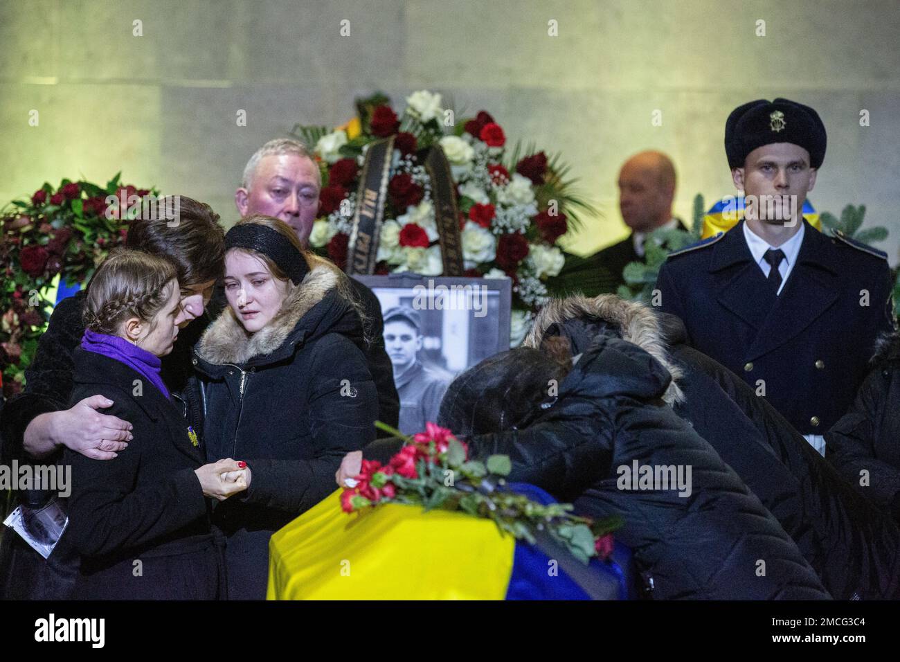 Kiev, Ucraina. 21st Jan, 2023. I parenti piangono vicino alla bara durante una cerimonia commemorativa per il ministro degli interni ucraino Denys Monastyrskyi, il suo vice e funzionari che sono morti nel crash in elicottero a Brovary vicino a Kyiv. Credit: SOPA Images Limited/Alamy Live News Foto Stock