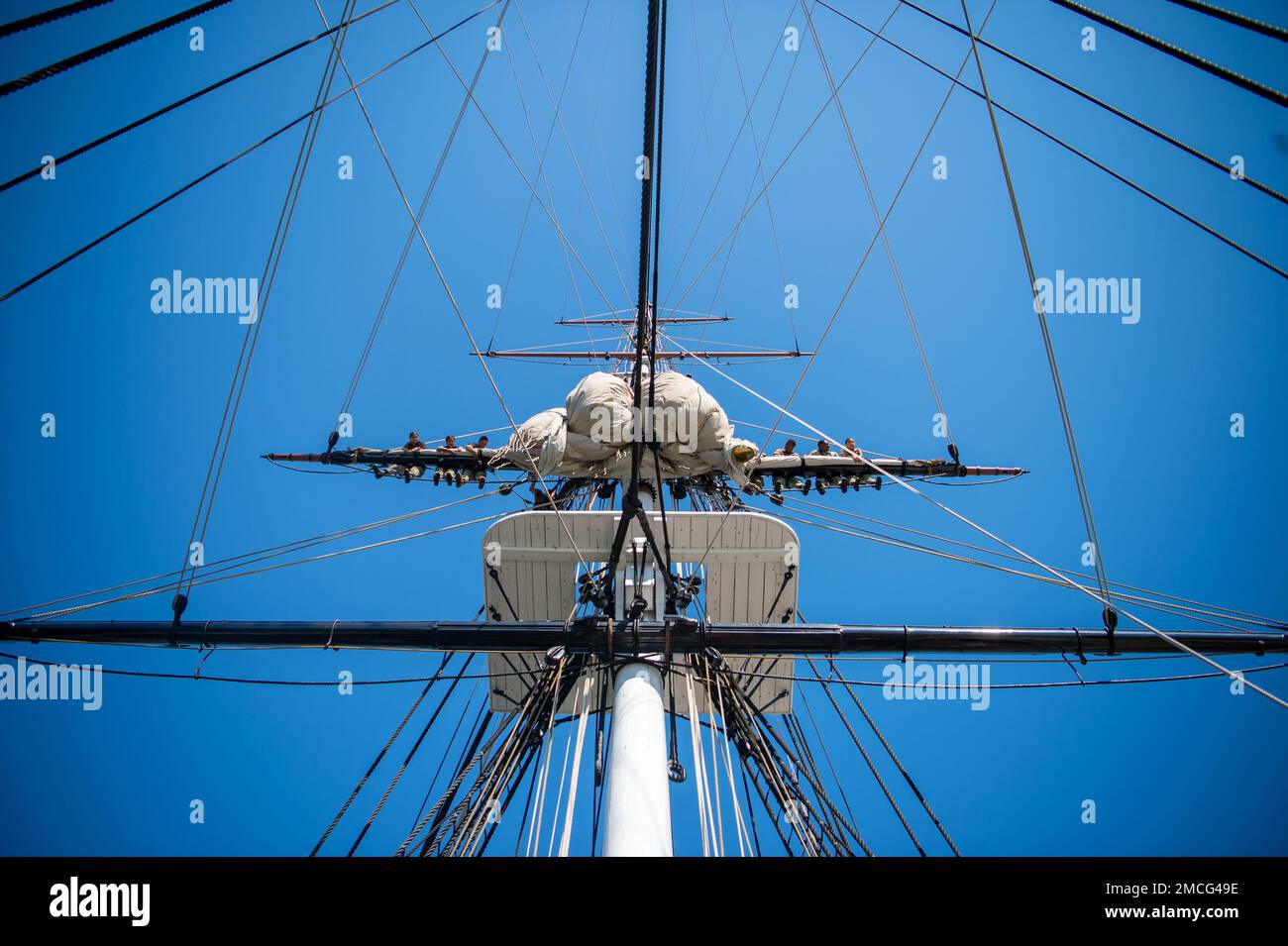 BOSTON (19 luglio 2022) marinai, assegnati alla USS Constitution, solcano la cima mizzen mentre lavorano in alto. USS Constitution, è la nave da guerra commissionata più antica del mondo, e ha giocato un ruolo cruciale nelle guerre barbariche e nella guerra del 1812, difendendo attivamente le vie marittime dal 1797 al 1855. Durante le normali operazioni, i marinai a servizio attivo di stanza a bordo della USS Constitution offrono tour gratuiti e visite pubbliche a più di 600.000 persone all'anno, poiché sostengono la missione della nave di promuovere la storia e il patrimonio marittimo della Marina e di sensibilizzare l'opinione pubblica sull'importanza di un sostegno Foto Stock