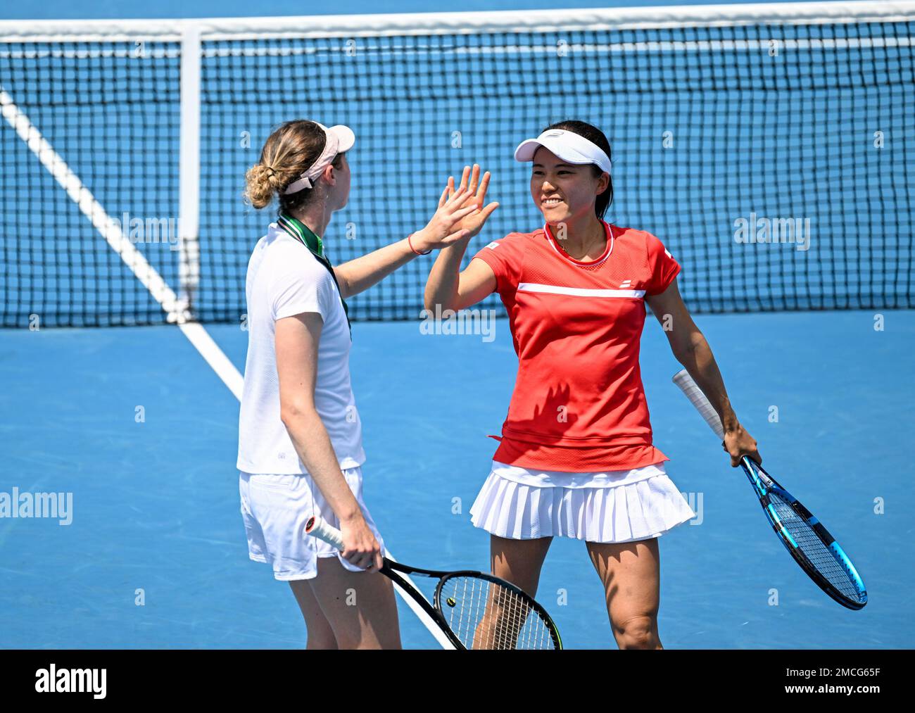 Melbourne, Australia. 22nd Jan, 2023. Cristina Bucsa (L)/Ninomiya Makoto festeggia durante il doppio match femminile di 2nd round tra Yang Zhaoxuan (Cina)/Chan Hao-Ching (Taipei cinese) e Cristina Bucsa (Spagna)/Ninomiya Makoto (Giappone) all'Australian Open di Melbourne Park, a Melbourne, Australia, il 22 gennaio 2023. Credit: Guo Lei/Xinhua/Alamy Live News Foto Stock