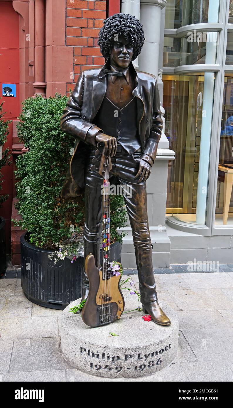 Philip P Lynott di Thin Lizzy, statua di bronzo, 1949-1986, di Paul Daly, su Harry Street, (Fuori Grafton Street), Dublino 2, Eire, Irlanda Foto Stock