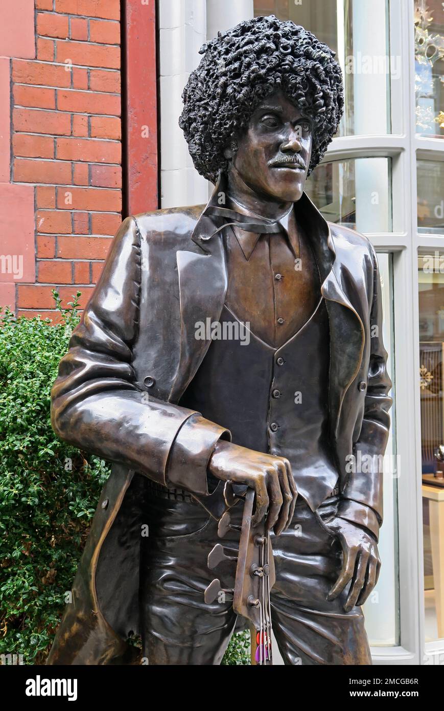 Philip P Lynott di Thin Lizzy, statua di bronzo, 1949-1986, di Paul Daly, su Harry Street, (Fuori Grafton Street), Dublino 2, Eire, Irlanda Foto Stock