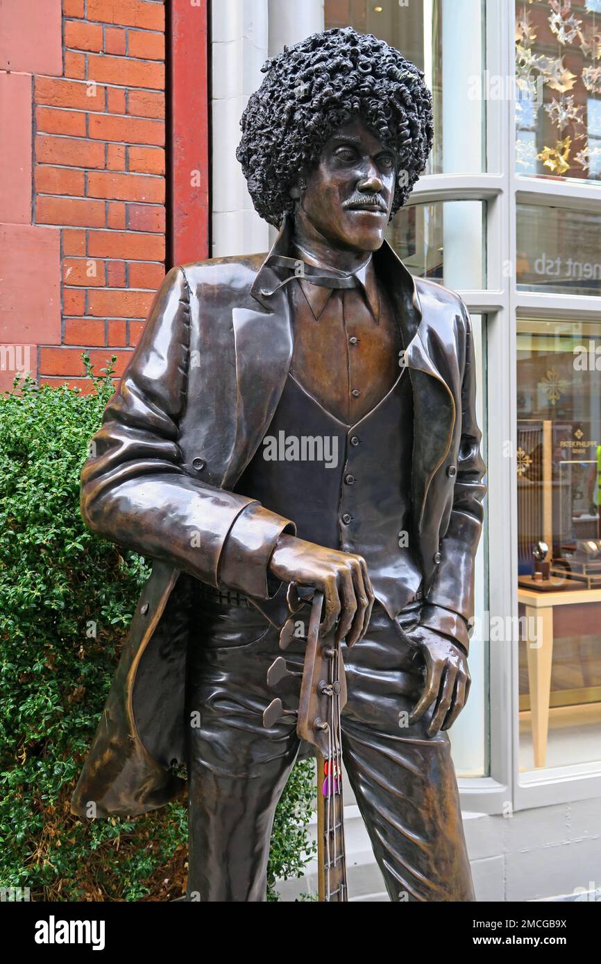 Philip P Lynott di Thin Lizzy, statua di bronzo, 1949-1986, di Paul Daly, su Harry Street, (Fuori Grafton Street), Dublino 2, Eire, Irlanda Foto Stock