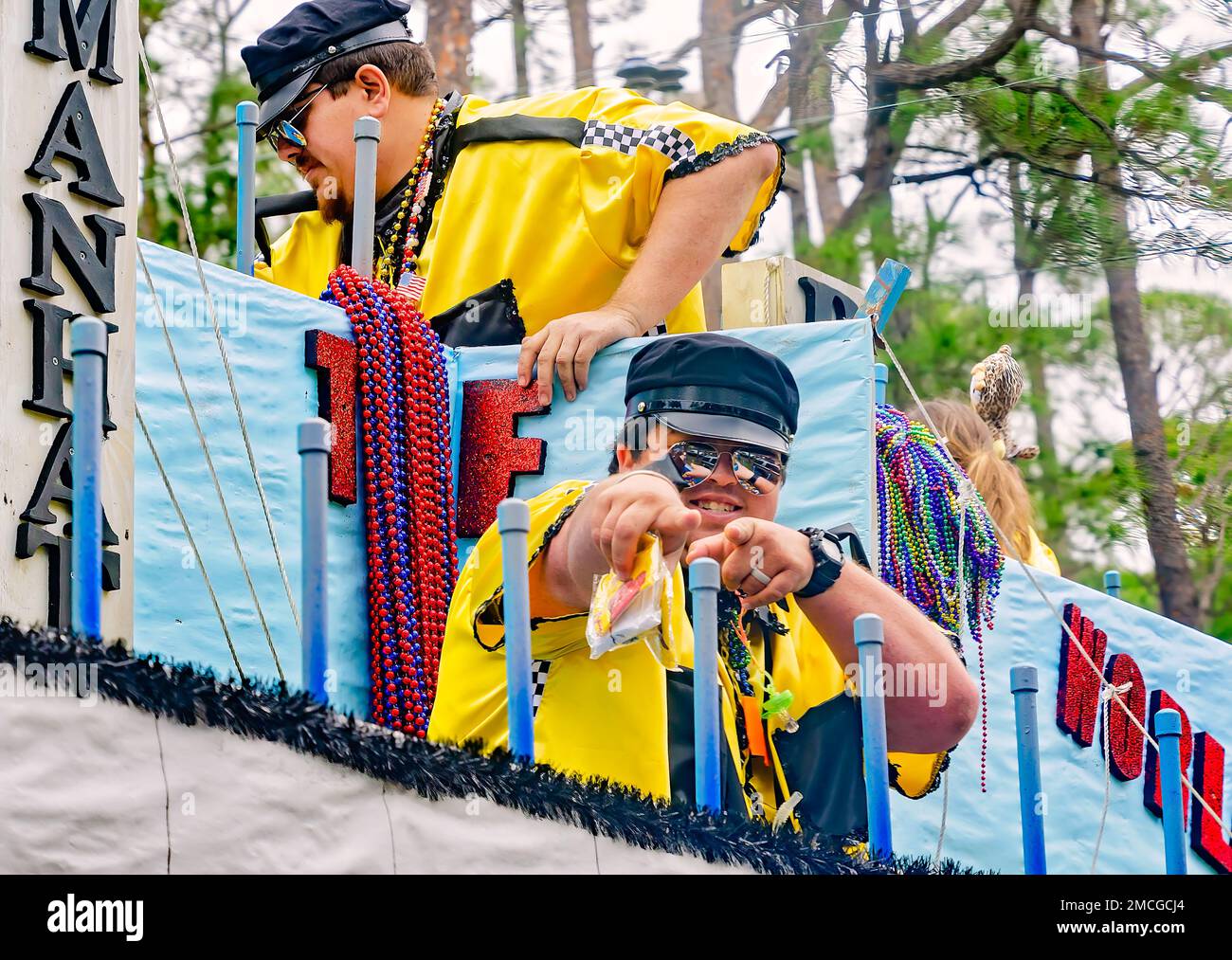 I membri di Krewe de la Dauphine cavalcano un Mardi Gras durante la sfilata di Krewe de la Dauphine Mardi Gras, 21 gennaio 2023, a Dauphin Island, Alabama. Foto Stock