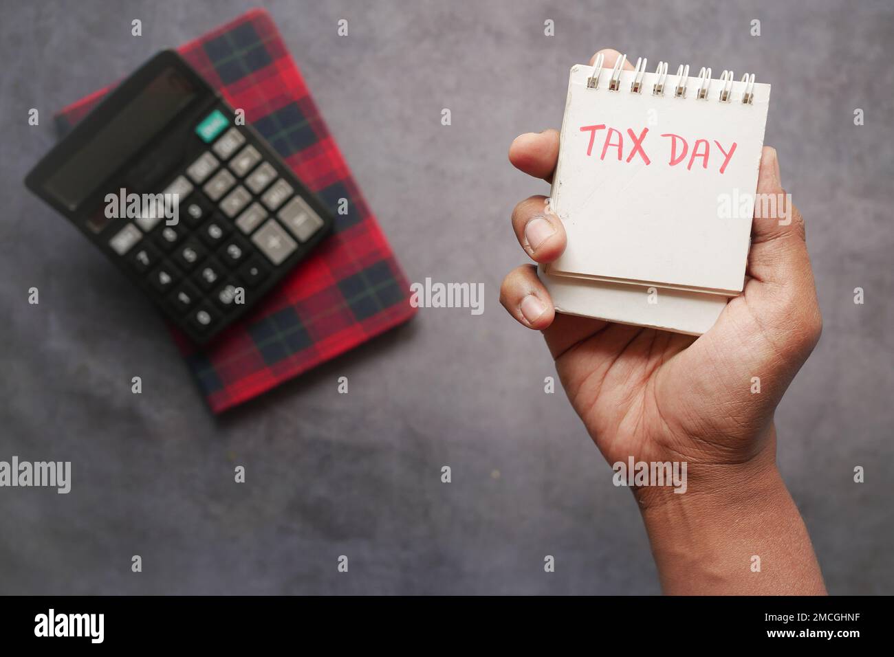 parola giorno fiscale nella vista superiore di un calendario Foto Stock