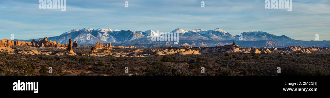 Panorama di formazioni rocciose con lontane montagne innevate in lontananza nel Parco Nazionale degli Arches. Foto Stock