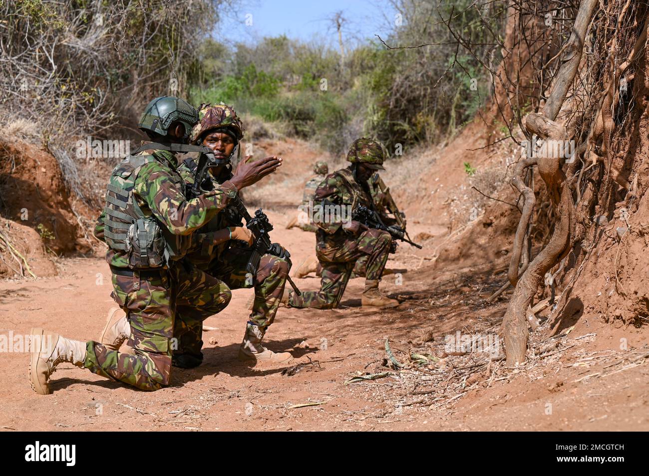 STATI UNITI I Marines assegnati al comando delle operazioni speciali delle forze marine (MARSOC) conducono un esercizio di addestramento specializzato con i membri dell'esercito keniota durante un Joint Combined Exchange Training (JCET) a Isiolo, Kenya, 1 luglio 2022. Le squadre si sono concentrate sull'affinare le abilità di base come l'abilità di marketing di base, le tattiche delle piccole unità e la pianificazione delle missioni. Foto Stock