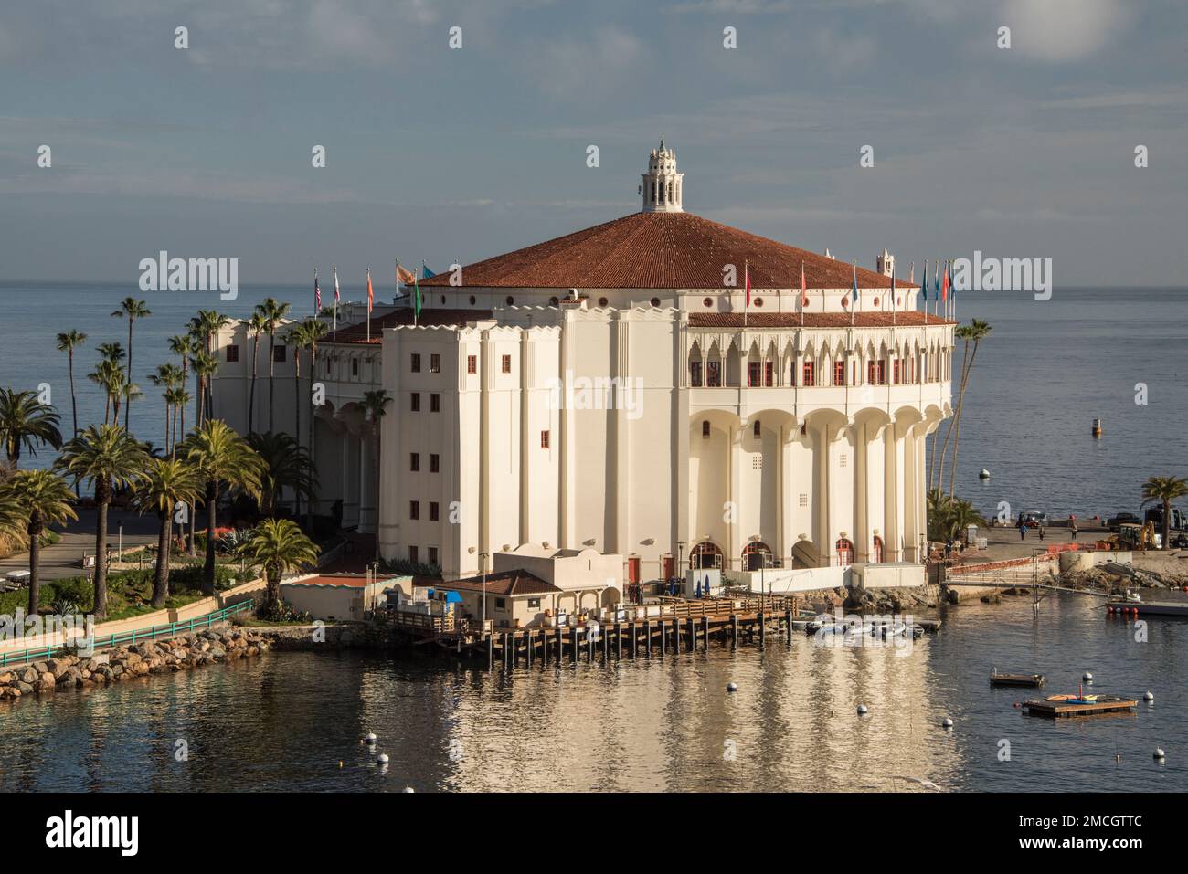 Il Casinò, o luogo d'incontro, è la caratteristica principale, di Santa Catalina, o Catalina Island, parte dell'arcipelago delle Isole del canale della California Foto Stock