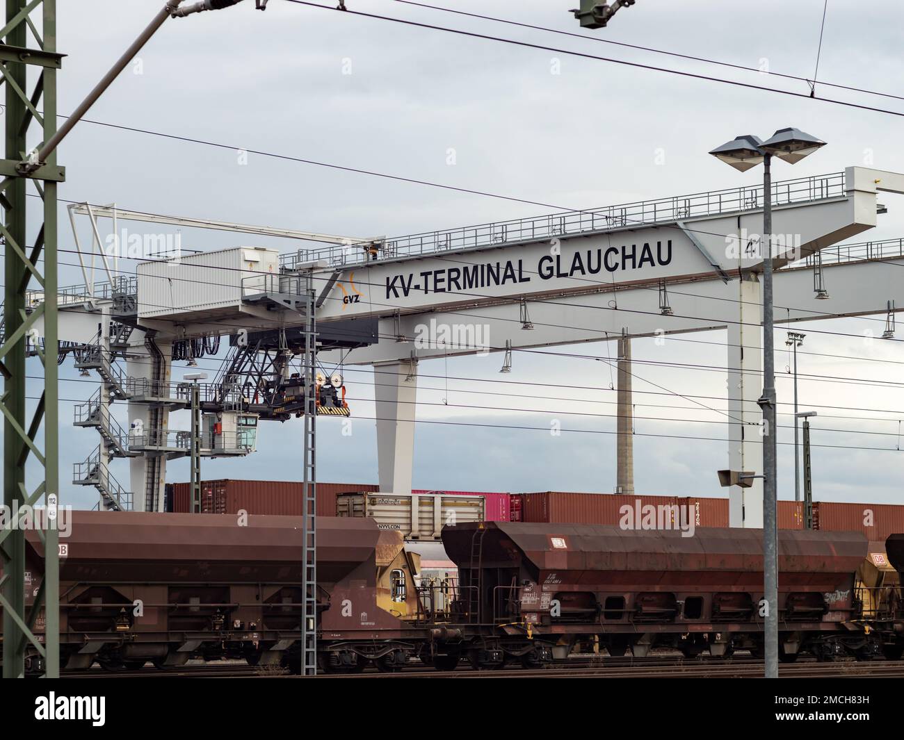 GRU per container kV-Terminal come parte della logistica. Enorme struttura in acciaio utilizzata per il trasporto di container. La gru può sollevare 41 tonnellate. Foto Stock