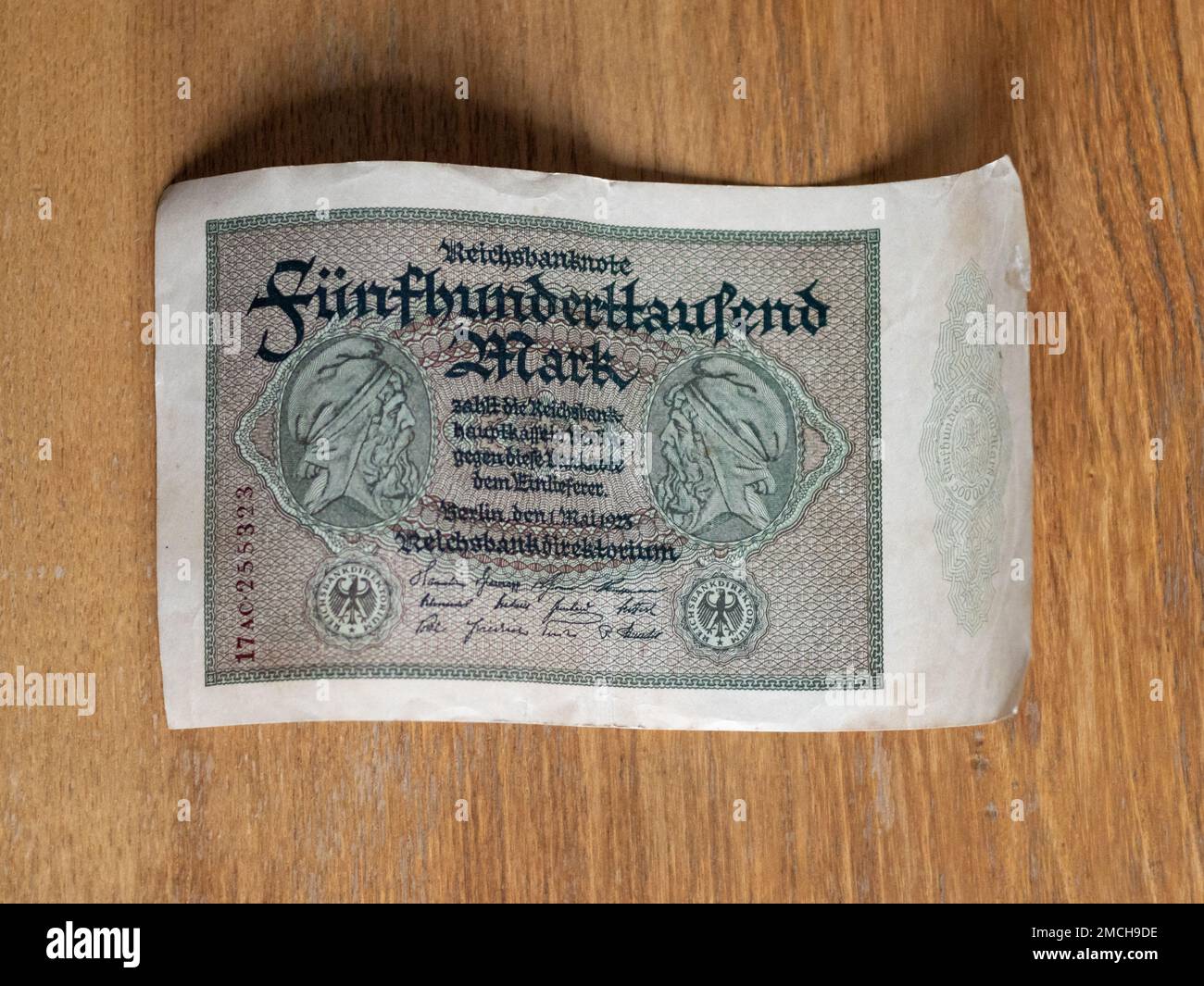 Banconota di Reichscon valore di 500,000 Marco durante l'iperinflazione nel 1923. Denaro storico in Germania quando la banca ha stampato molte banconote. Foto Stock