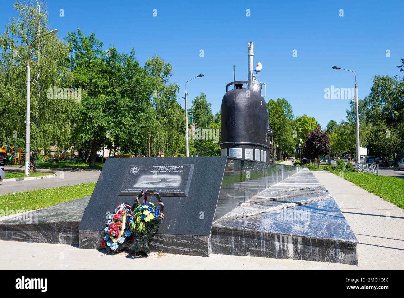 OBNINSK, RUSSIA - 07 LUGLIO 2021: Monumento 'pionieri della flotta sottomarina nucleare' in una giornata di sole luglio Foto Stock