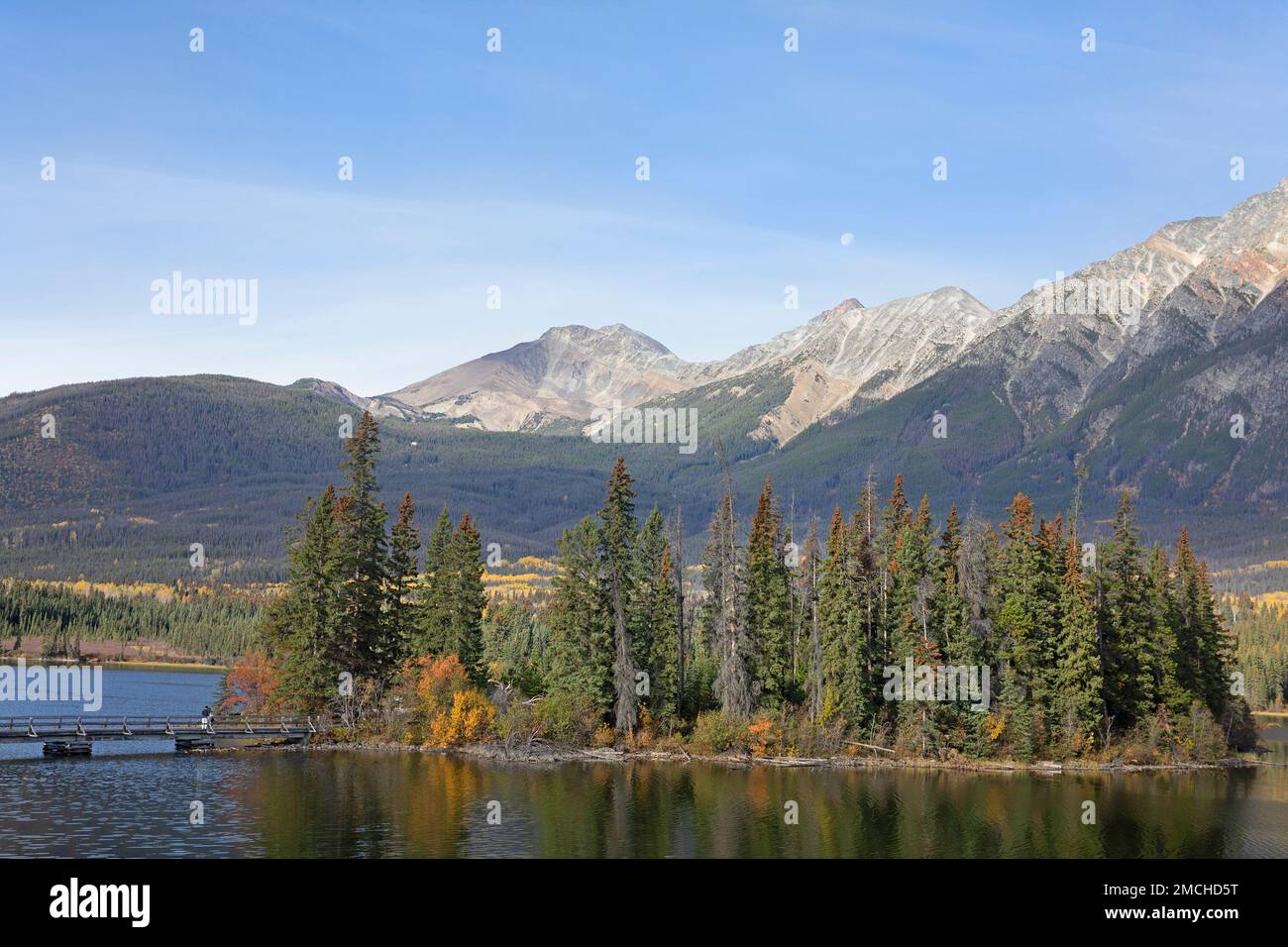 Pyramid isola nel Lago Piramide, il Parco Nazionale di Jasper, Alberta, Canada Foto Stock