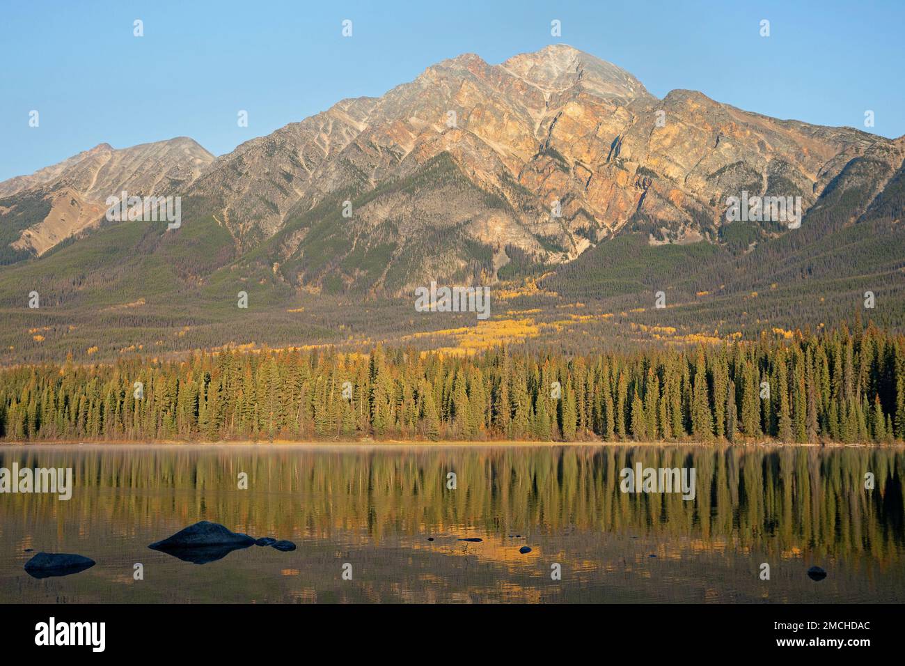 Montane foresta lungo la riva del lago Pyramid e Pyramid Mountain nel Jasper National Park, Alberta, Canada Foto Stock