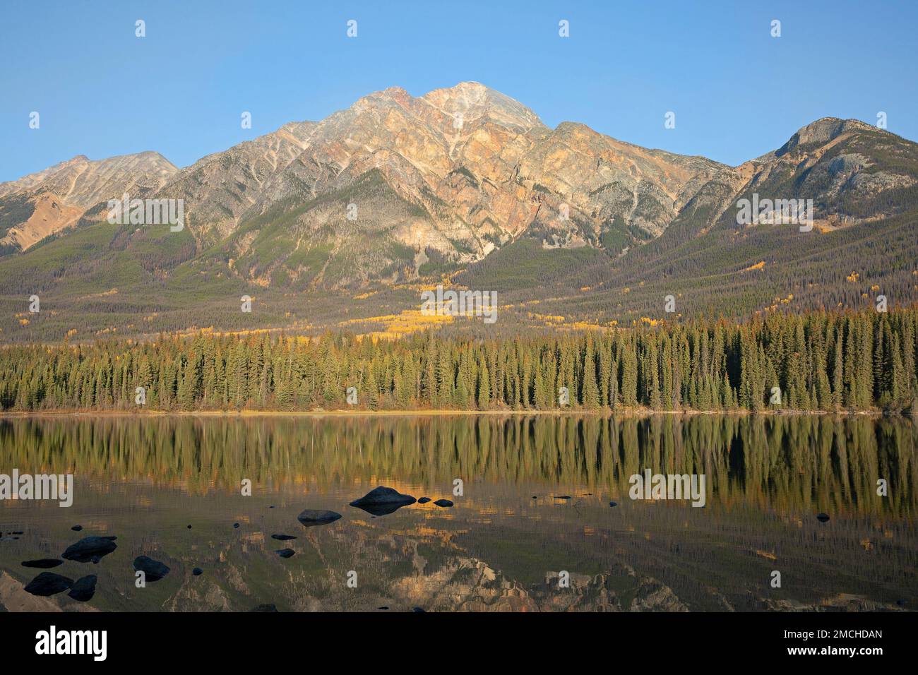 La spiaggia del lago Pyramid e la montagna Pyramid con cielo blu chiaro nel Jasper National Park, Alberta, Canada Foto Stock