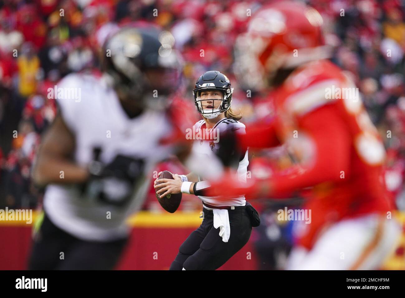 Kansas City, Stati Uniti. 21st Jan, 2023. Il quartback di Jacksonville Jaguars Trevor Lawrence (16) cerca un ricevitore aperto contro i Kansas City Chiefs durante la partita di playoff AFC Divisional all'Arrowhead Stadium di Kansas City, Missouri, sabato 21 gennaio 2023. Foto di Kyle Rivas/UPI Credit: UPI/Alamy Live News Foto Stock