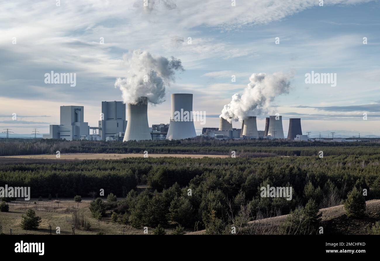 Centrale elettrica di Boxberg della SOCIETÀ LEAG nell'ambito di Vattenfall. La centrale a carbone bruno di Oberlausitz emette fumo nell'ambiente. Foto Stock