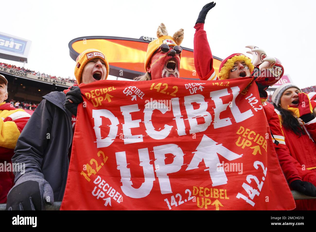 Kansas City, Stati Uniti. 21st Jan, 2023. I tifosi dei Kansas City Chiefs urlano durante un possesso offensivo dei Jacksonville Jaguars durante la partita di playoff AFC Divisional all'Arrowhead Stadium di Kansas City, Missouri, sabato 21 gennaio 2023. Foto di Kyle Rivas/UPI Credit: UPI/Alamy Live News Foto Stock