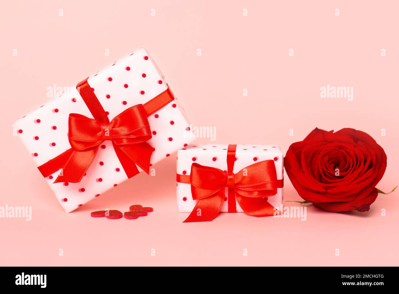 Scatole regalo con belle archi e fiori di rosa su sfondo rosa. Festa di San  Valentino Foto stock - Alamy