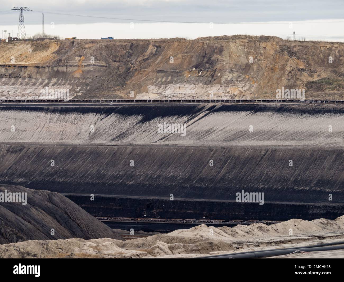 Estrazione a getto aperto per carbone marrone. La miniera è profonda e scura. La natura è stata distrutta per i combustibili fossili. Il paesaggio è stato trasformato. Foto Stock