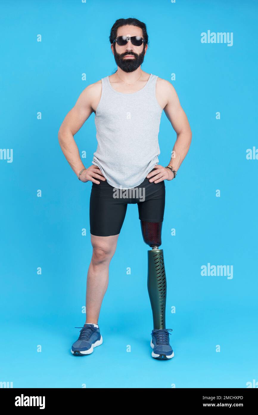 Uomo con occhiali da sole in piedi con una gamba protesica Foto Stock
