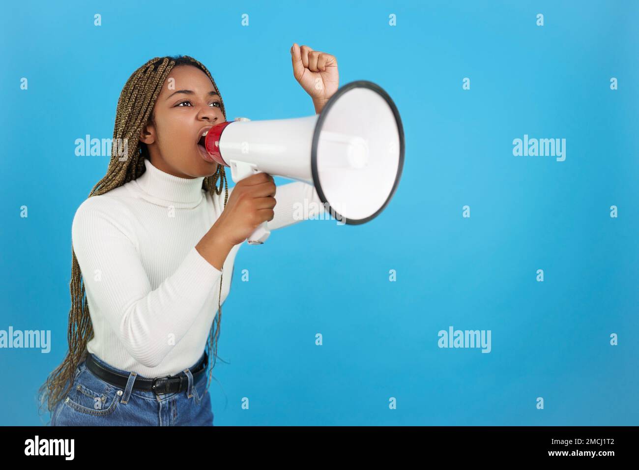 Donna africana protestando mentre gridava con un altoparlante Foto Stock