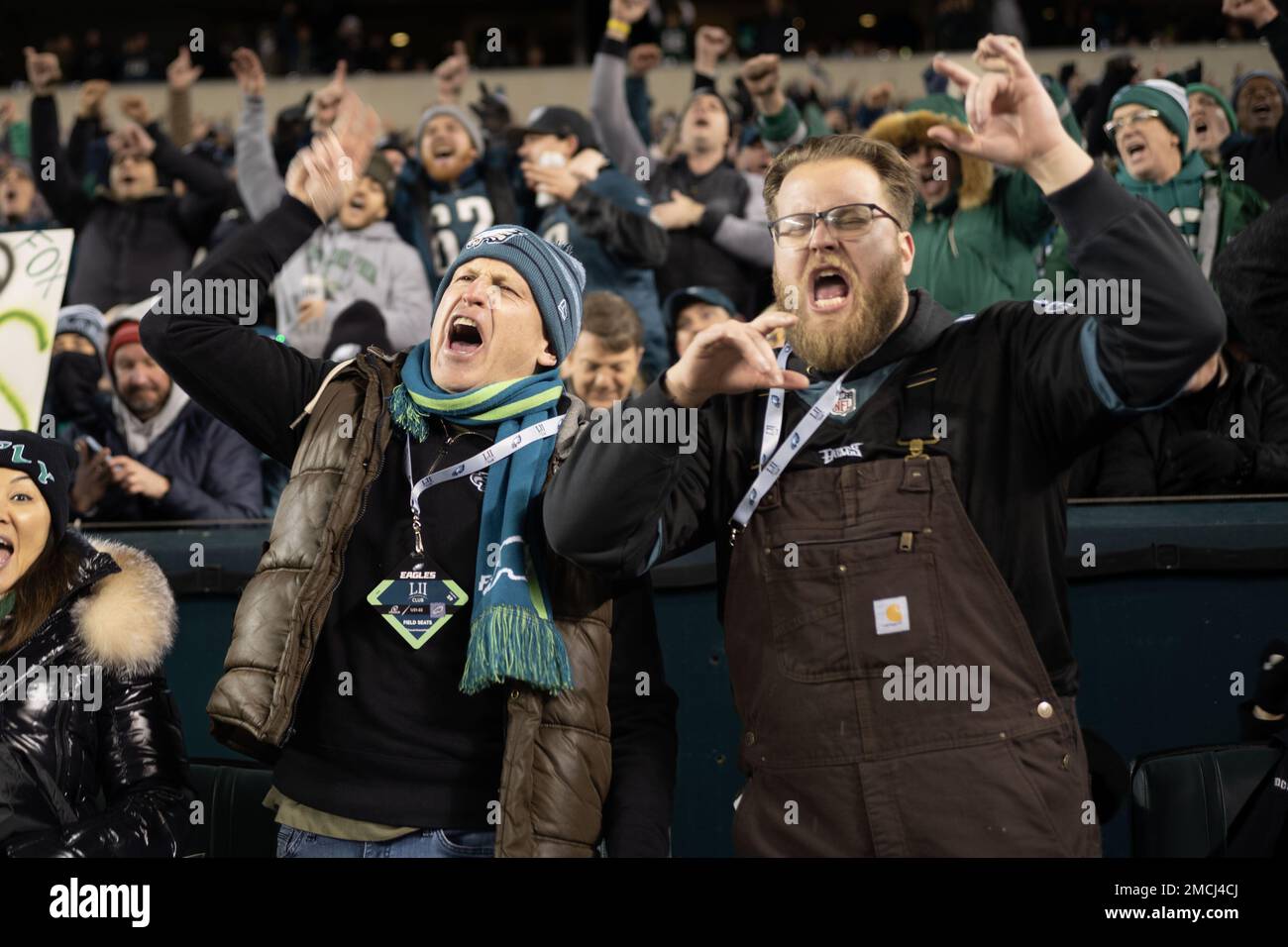 Philadelphia, Stati Uniti. 21st Jan, 2023. I tifosi festeggiano un touchdown delle Eagles di Philadelphia durante la seconda metà del gioco di gioco NFL Divisional Round Playoff contro i New York Giants al Lincoln Financial Field di Philadelphia sabato 21 gennaio 2023. Le aquile vincono 38-7. Foto di Laurence Kesterson/UPI Credit: UPI/Alamy Live News Foto Stock