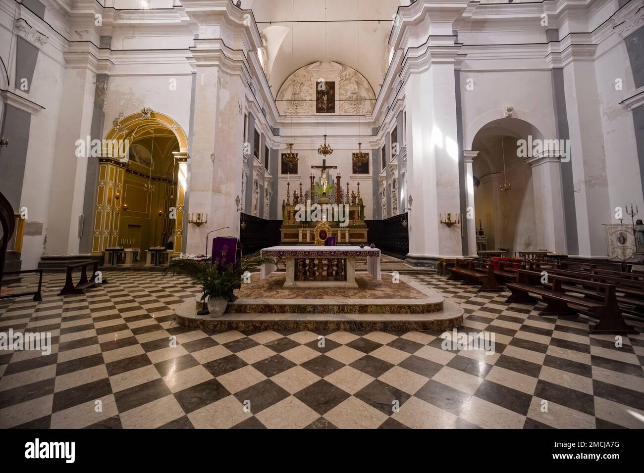 Altare e arredi interni all'interno della chiesa di San Francesco d'Assisi. Foto Stock