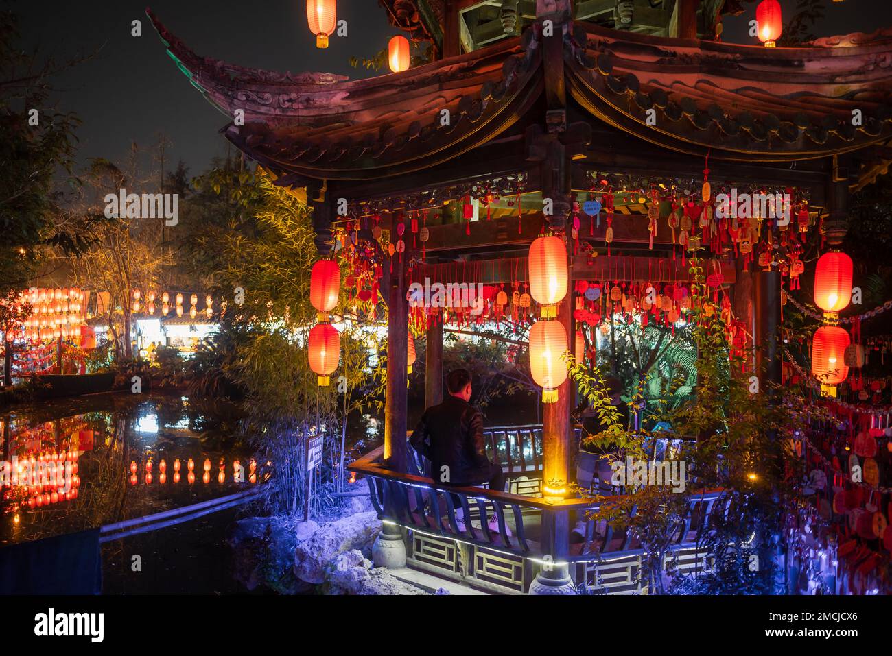 Padiglione cinese con lanterne cinesi rosse di notte Foto Stock