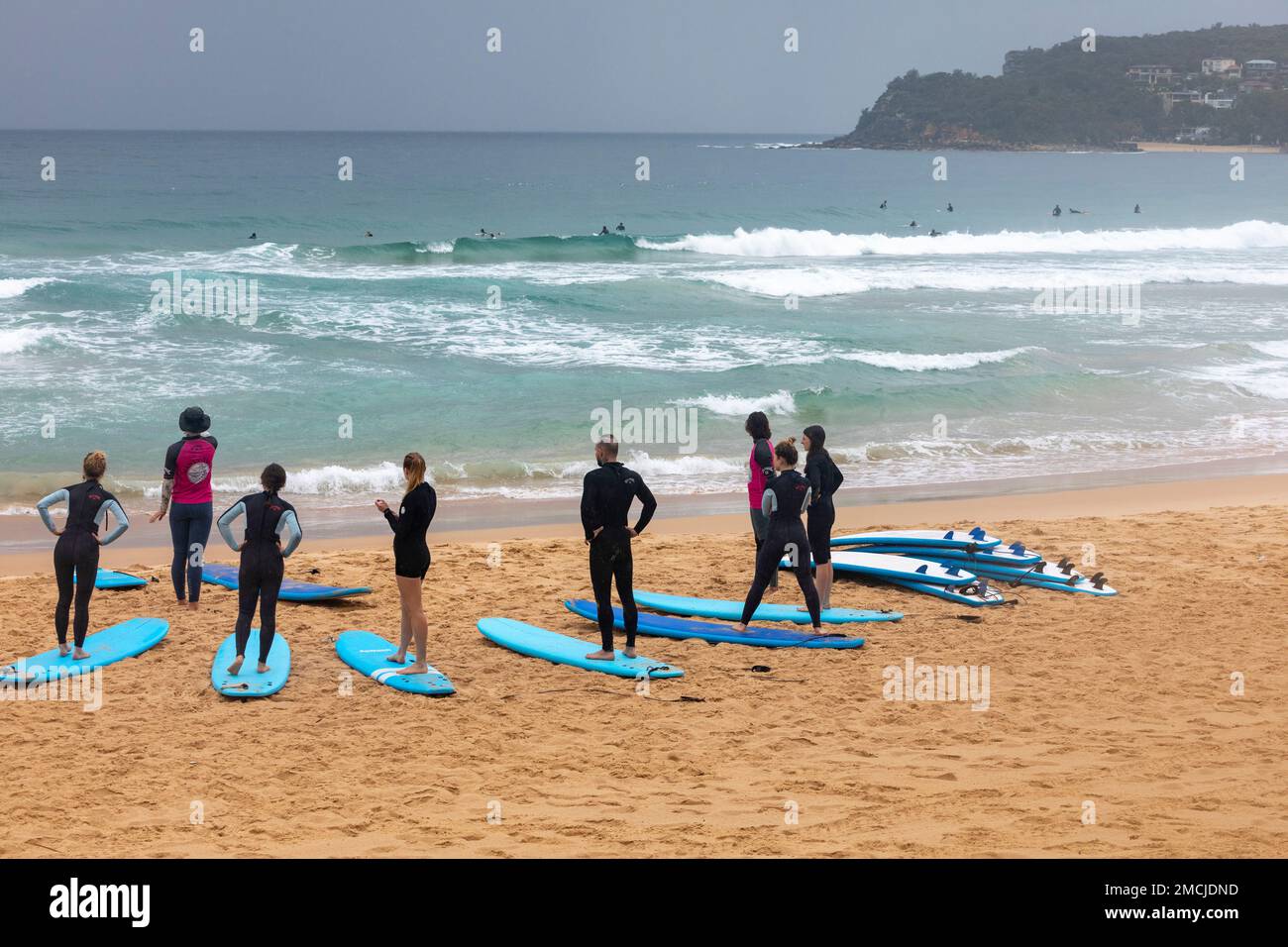 Lezioni di surf a Manly Beach Sydney per principianti, Manly Surf School forma e insegna agli studenti le basi del surf, Sydney, NSW, Australia Foto Stock