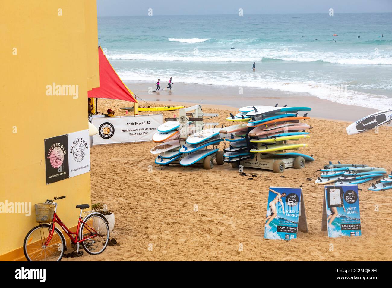 Impara a fare surf alla scuola di surf di Manly Beach, dove ai principianti viene insegnato come fare surf e cavalcare le onde dell'oceano, Sydney, NSW, Australia Foto Stock