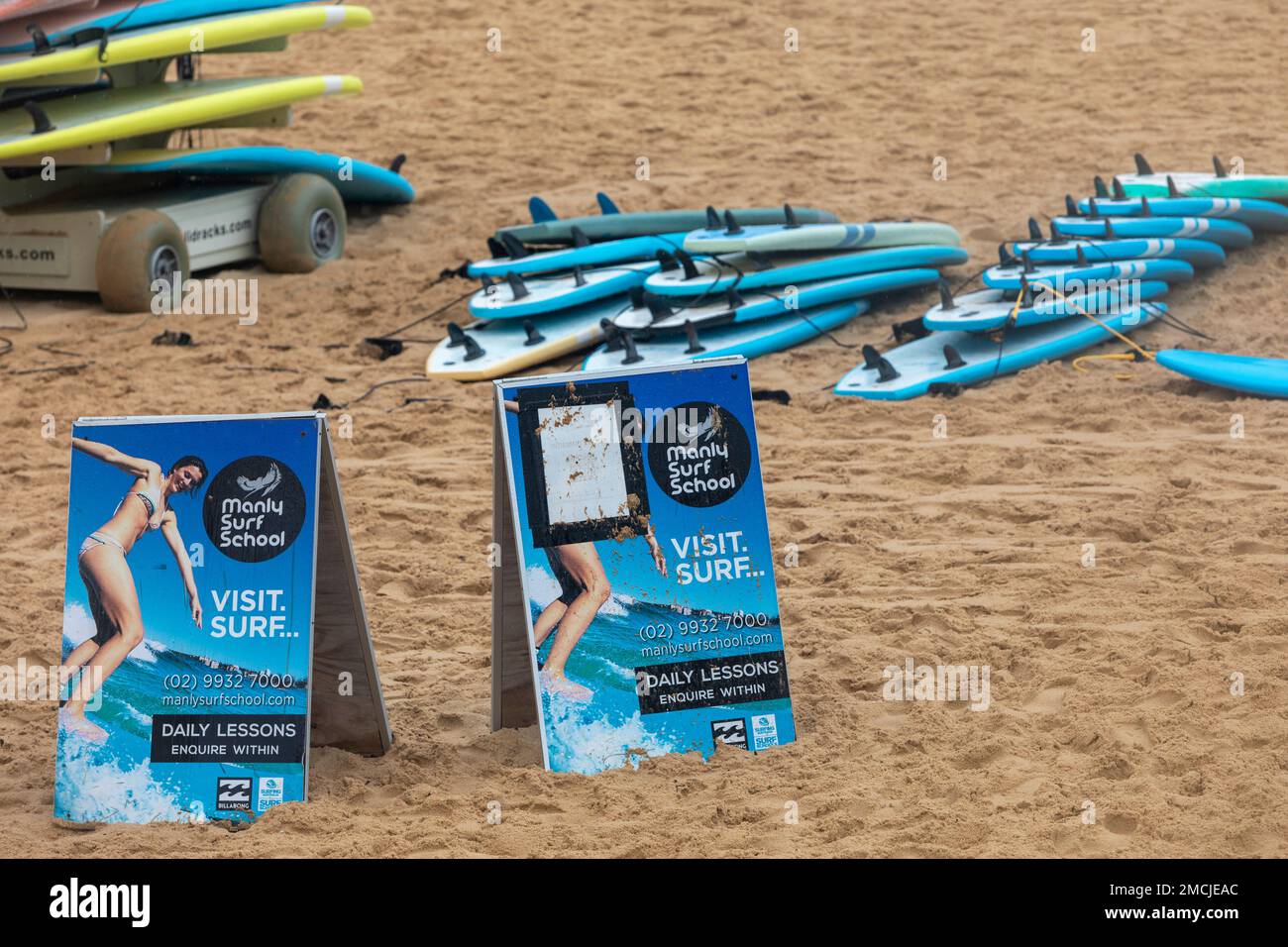 Impara a fare surf alla scuola di surf di Manly Beach, dove ai principianti viene insegnato come fare surf e cavalcare le onde dell'oceano, Sydney, NSW, Australia Foto Stock