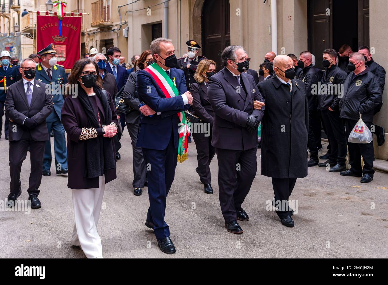 Le persone camminano, suonano musica e trasportano sculture in legno per le strade della città per 24 ore durante la processione dei Misteri di Trapani. Foto Stock