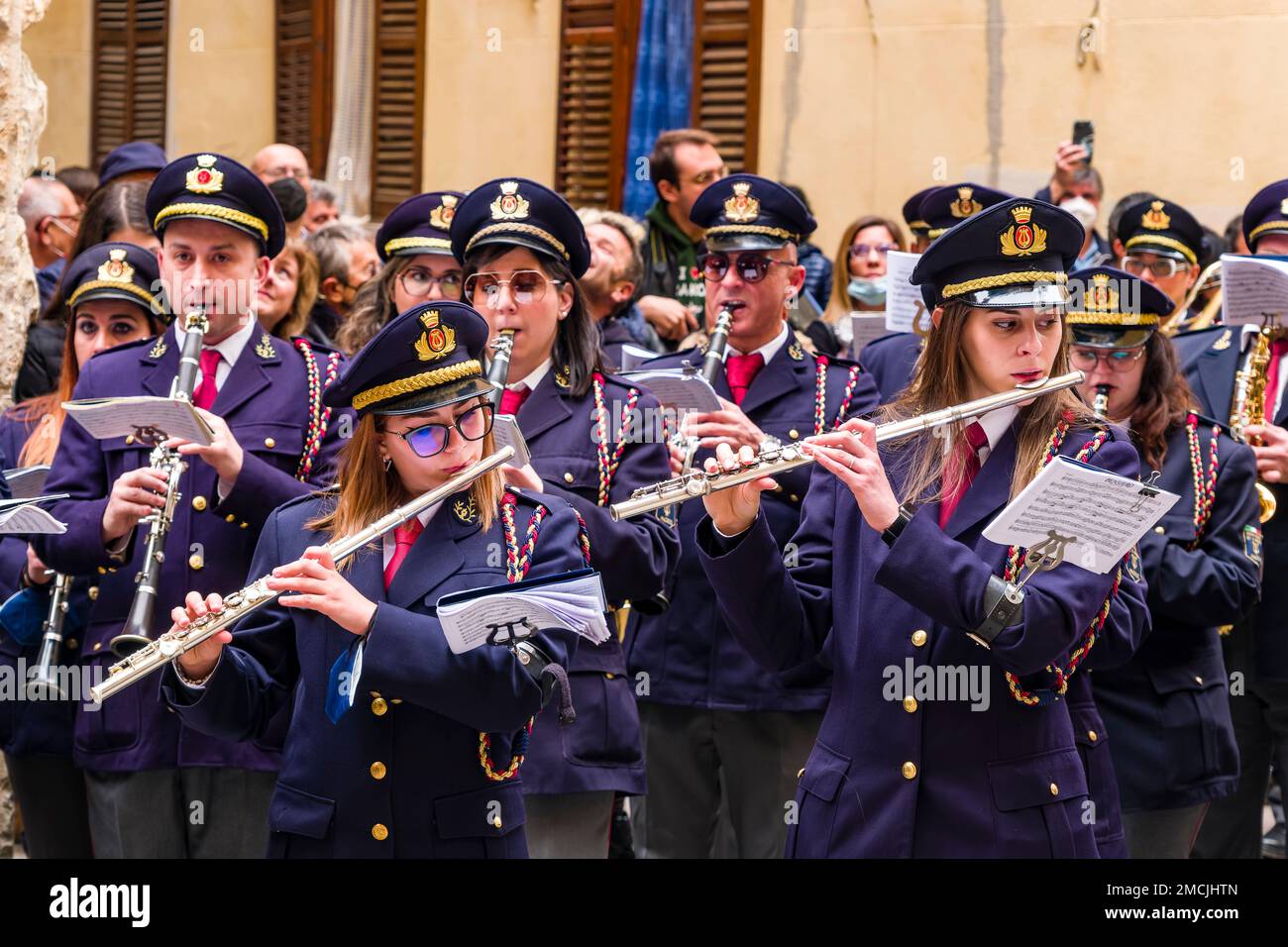 Le persone camminano, suonano musica e trasportano sculture in legno per le strade della città per 24 ore durante la processione dei Misteri di Trapani. Foto Stock