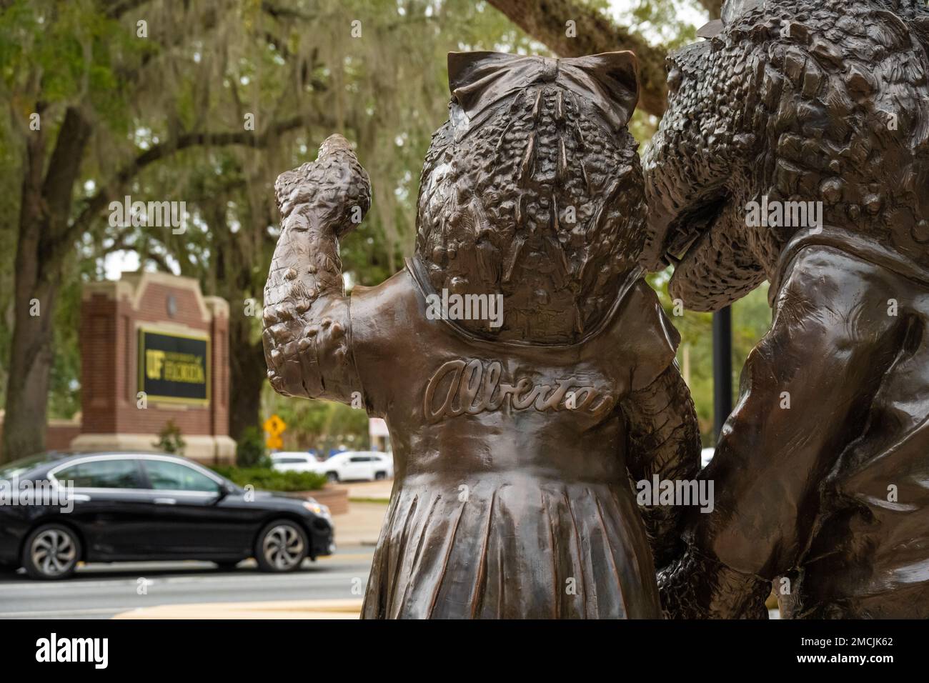 Statua di Albert e Alberta Gator, mascotte per l'Università della Florida, guardando verso l'insegna dell'università al ben Hill Griffin Stadium. (USA) Foto Stock