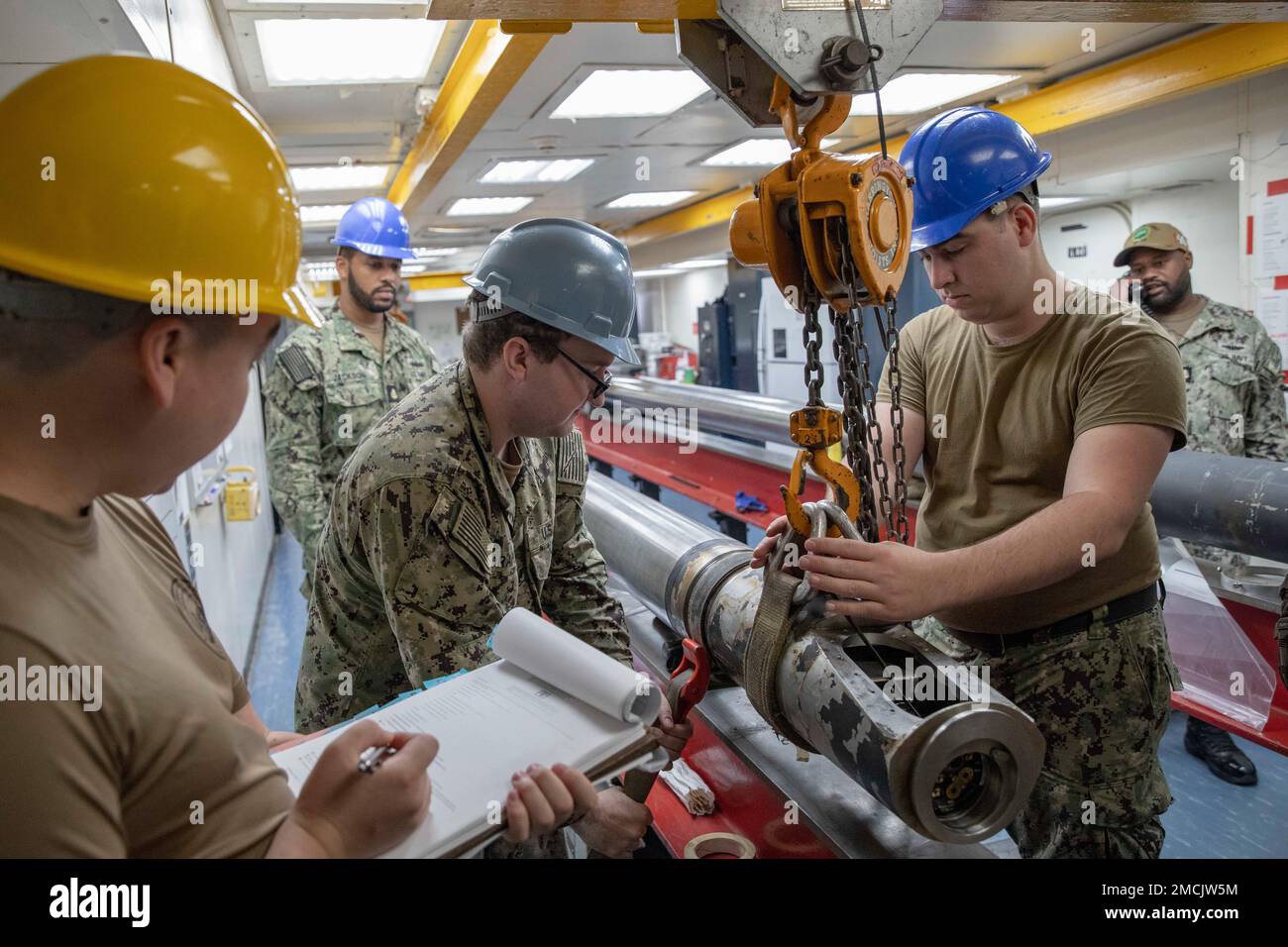 POLARIS POINT, Guam (5 luglio 2022) – marinai, assegnati al reparto riparazioni a bordo del sottomarino USS Emory S. Land (COME 39), effettuano la manutenzione e le prove operative di un periscopio a bordo di Emory S. Land. La terra è incaricata di fornire manutenzione e riparazioni di livello intermedio e di fornire assistenza alberghiera e supporto logistico ai missili guidati e ai sottomarini ad attacco rapido distribuiti nelle aree di responsabilità della flotta degli Stati Uniti 5th e degli Stati Uniti 7th. Foto Stock