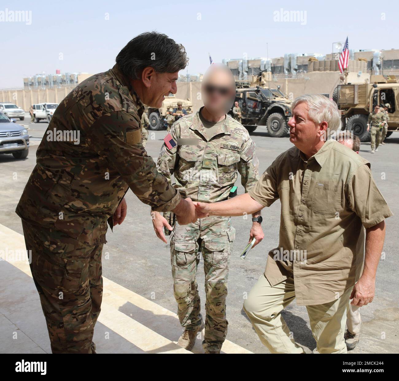 Il senatore degli Stati Uniti Lindsey Graham scuote le mani con il generale Amouda, il comandante della squadra dei comandos delle forze democratiche siriane ad al-Hasakah, durante una visita all'area operativa della Combined Joint Task Force – Operation intrinseco Resolve (CJTF-OIR), 5 luglio 2022, ad al-Hasakah, Siria. La leadership del CJTF-OIR ha ospitato la delegazione congressuale per una visita all'interno dell'area operativa del CJTF-OIR per incontrare le forze partner della Coalizione e discutere le risorse necessarie, i miglioramenti della sicurezza e delle capacità e gli obiettivi futuri. Foto Stock