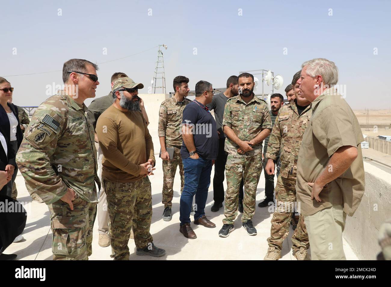 Il generale John Brennan, comandante della Combined Joint Task Force – Operation inerente Resolve (CJTF-OIR), parla con il senatore degli Stati Uniti Lindsey Graham, durante una visita della delegazione del Congresso nell'area operativa CJTF-OIR, il 05 luglio 2022, ad al-Hasakah, Siria. La leadership del CJTF-OIR ha ospitato la delegazione del Congresso per incontrare le forze partner della Coalizione e discutere le risorse necessarie, i miglioramenti della sicurezza e delle capacità e gli obiettivi futuri. Foto Stock