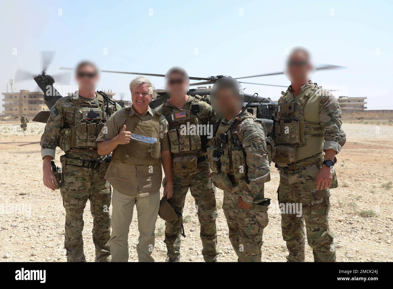 Il senatore degli Stati Uniti Lindsey Graham posa per una fotografia con gli Stati Uniti Soldati durante una visita nella zona operativa della Combined Joint Task Force – Operation inerente Resolve (CJTF-OIR), 5 luglio 2022, ad al-Hasakah, Siria. La leadership del CJTF-OIR ha ospitato la delegazione congressuale per una visita all'interno dell'area operativa del CJTF-OIR per incontrare le forze partner della Coalizione e discutere le risorse necessarie, i miglioramenti della sicurezza e delle capacità e gli obiettivi futuri. Foto Stock