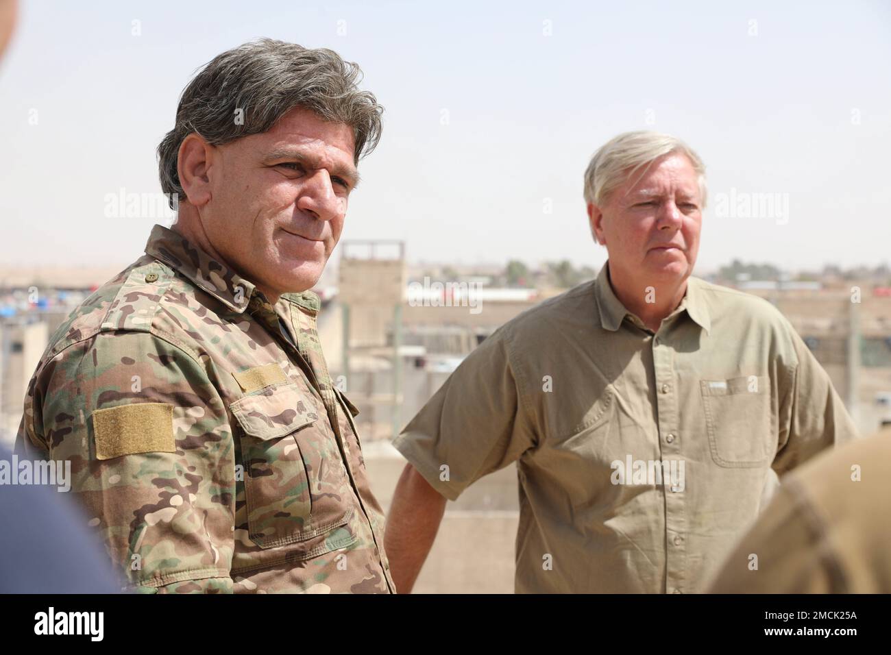 Il generale Amouda, comandante della squadra dei comandos delle forze democratiche siriane, è in piedi con il senatore degli Stati Uniti Lindsey Graham durante una visita della delegazione del Congresso il 5 luglio 2022, ad al-Hasakah, Siria. La leadership della Combined Joint Task Force - Operation Incented Resolve (CJTF-OIR) ha ospitato la delegazione congressuale per una visita all'interno dell'area operativa CJTF-OIR per incontrare le forze partner della Coalition e discutere le risorse necessarie, i miglioramenti della sicurezza e delle capacità e gli obiettivi futuri. Foto Stock
